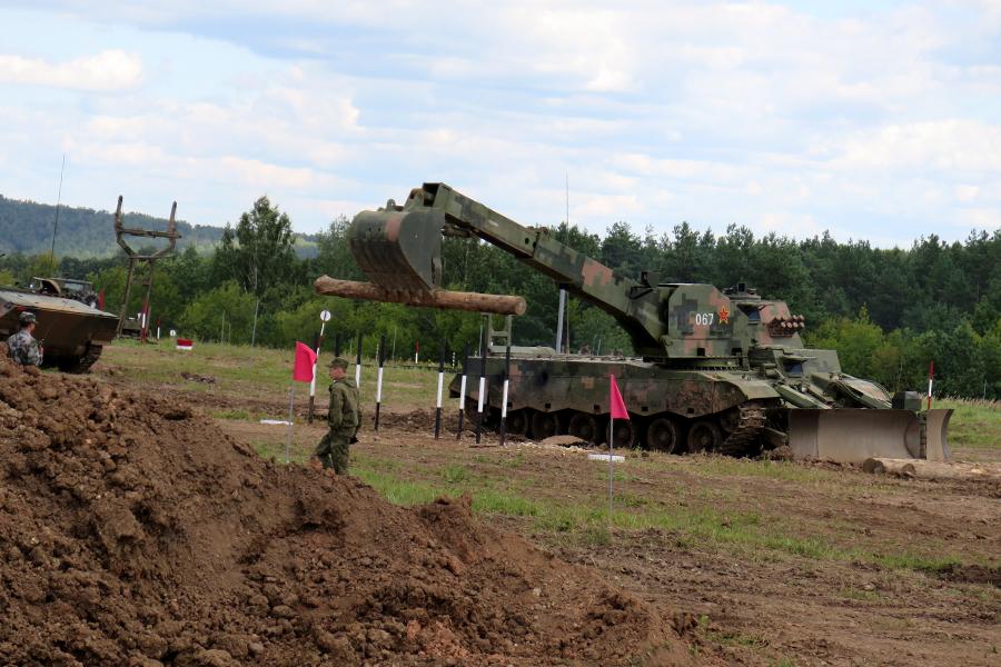 解放军先进工程坦克罕见亮相俄比赛