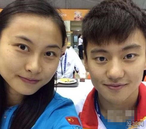宁泽涛女朋友系祁倩?胸部被眼镜妹抓令人震惊又疑惑