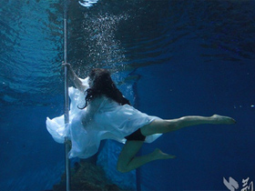 女孩水下憋气秀钢管舞 比地面上难多了