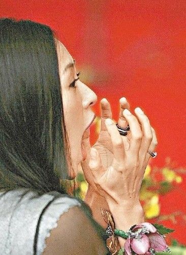 章子怡嘴歪眼斜赵薇挠屁股 明星悲催丑态抓拍照