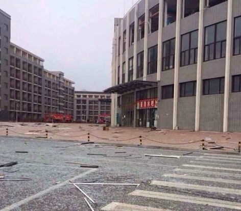 高校食堂发生闪爆 一人当场死亡两人被烧伤事
