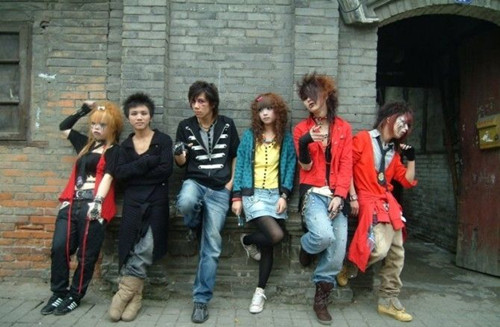 非主流少女因拍证件照不能戴美瞳大闹派出所