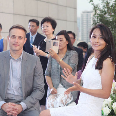 吴奇隆前妻带着现任老公出来了