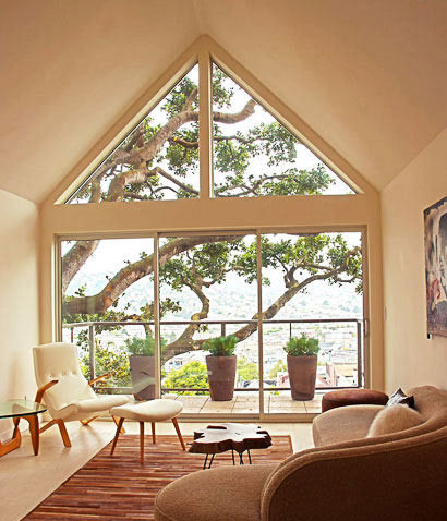 这里的景观窗则是将窗户跟阳台移门结合,最后形成了大面积的视觉观感.