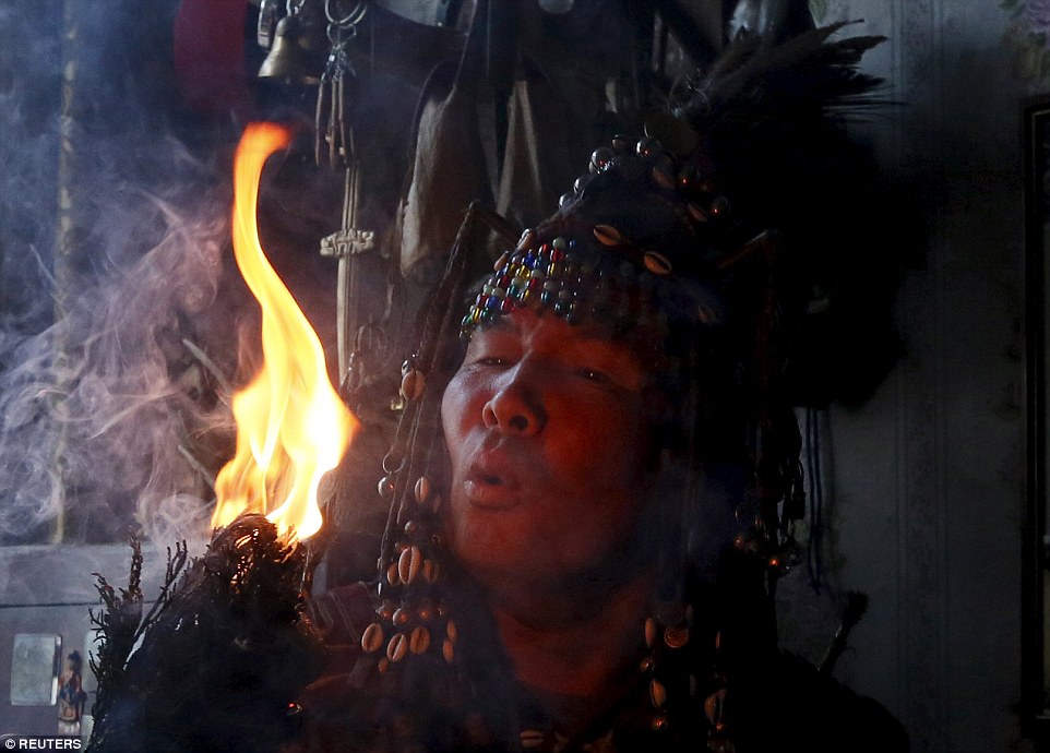 实拍俄罗斯萨满用熊掌预知未来