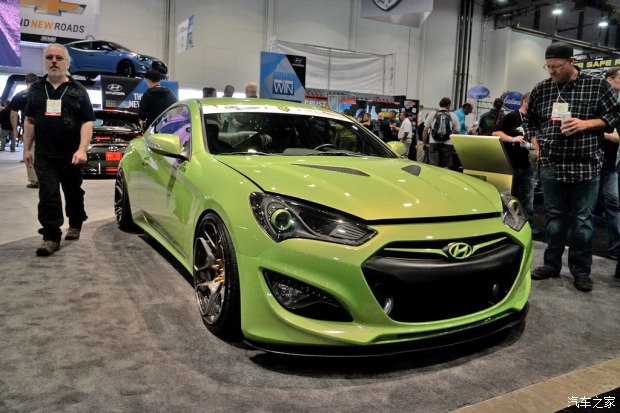 这辆白色的劳恩斯-酷派同样改装了机械增压套件,另外还有水喷射系统为