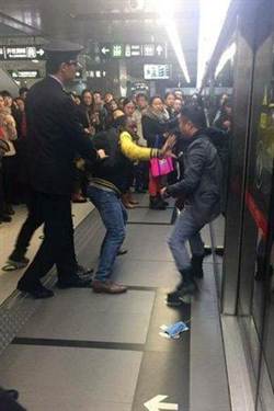 北京两男子乘地铁因插队打架 外国人劝架被打