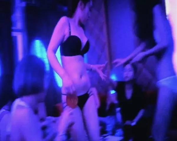 央视曝光伴游内幕:白天陪玩晚上陪睡