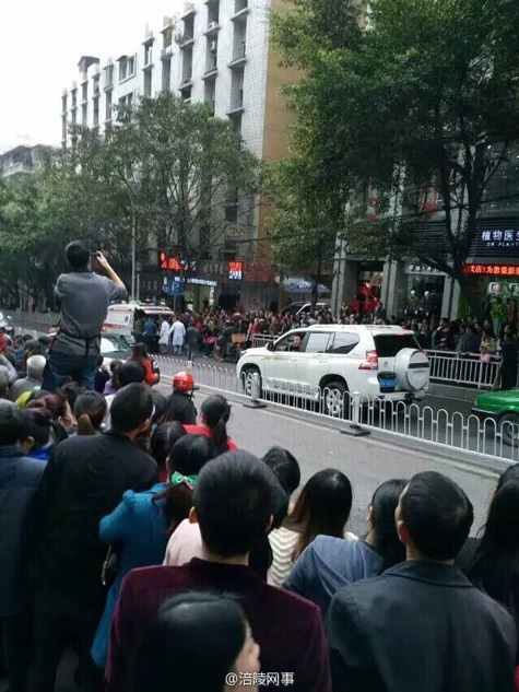 血流满地 重庆一男子持刀捅杀一名女性后自杀(组图)