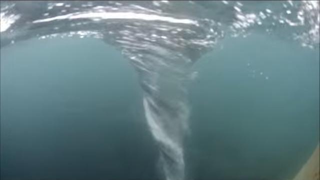 男子为拍摄强大海洋漩涡跳进海里 被之后的一幕惊吓到了!