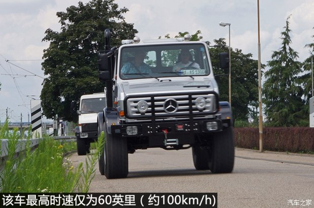 "硬汉"又为自己添加了一辆价值25万美元的1977年奔驰乌尼莫克u1300