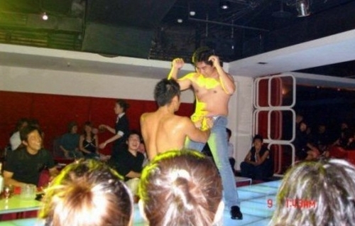 富婆俱乐部不雅照流出：最小男公关不到20岁