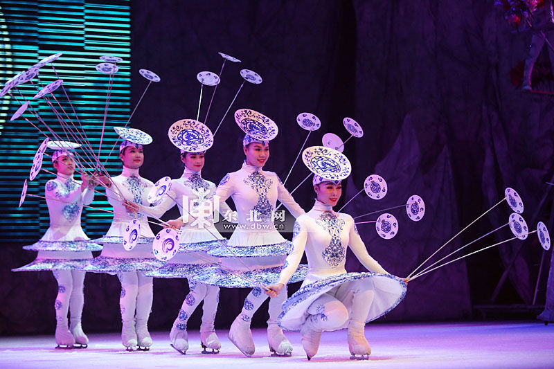 随着滑稽演员,杂技团副队长的热身谢幕,在舞台大屏幕上,一滴水绽放出