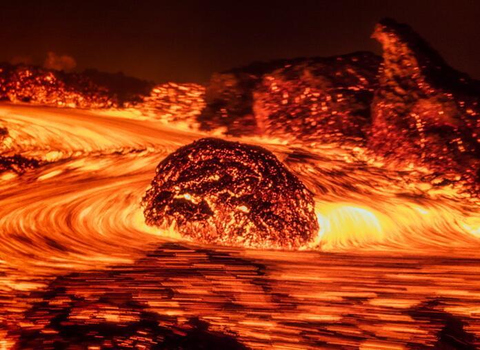 近距拍摄喷发火山:岩浆汹涌犹如地狱 大自然的鬼斧神工
