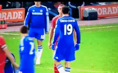 哪怕是马德里德比的死敌关系,拉莫斯也会笑着和托雷斯拥抱.