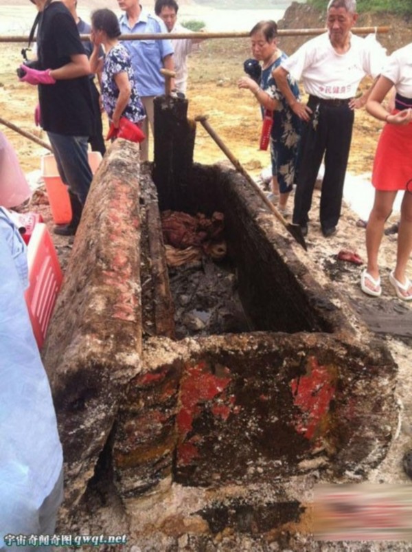 被活生生的放进棺材 明代冥婚墓恐怖开棺直播