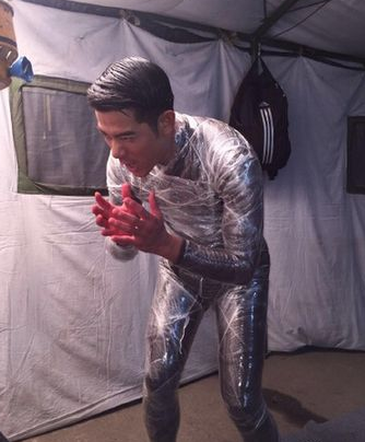 郭富城冬天拍雨戏全身裹"保鲜膜" 手部通红