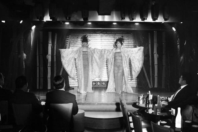 另类的日本NewHalf(人妖):着装妖艳 尽显女性美