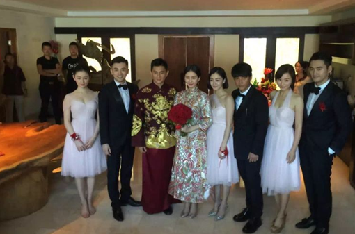 刘诗诗吴奇隆大婚 中式敬茶环节怀抱roseonly朱砂鲜花玫瑰手捧