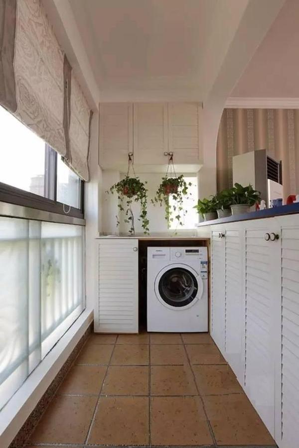 其实洗衣机也可以完美融入到客厅中,通常在客厅不显眼的角落,比如隐藏
