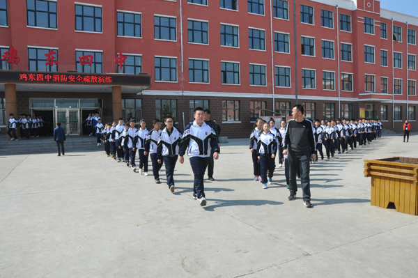 鸡东四中行走礼仪规范演练见成效