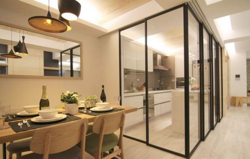 玻璃门打造出一片通透空间