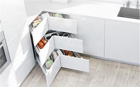 谁说橱柜角落就不能装抽屉,独特造型的转角抽屉使角落这样的地方也