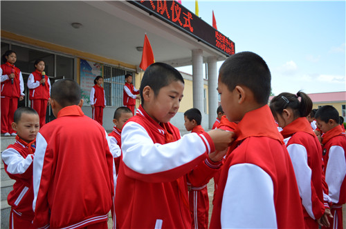 哈达中心校举行少年先锋队入队仪式