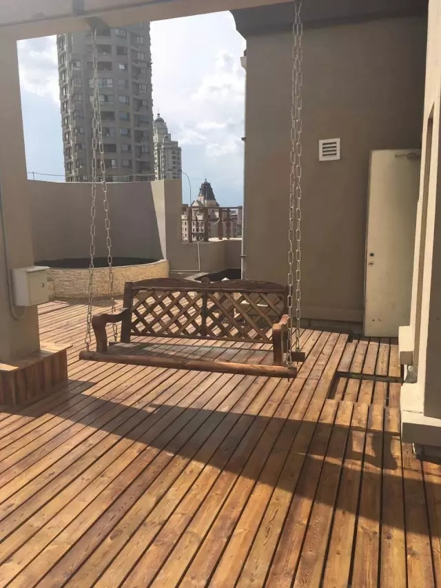 哈西悦城18楼楼顶多出了19楼和20楼 私接水电,煤气,还安了地热管