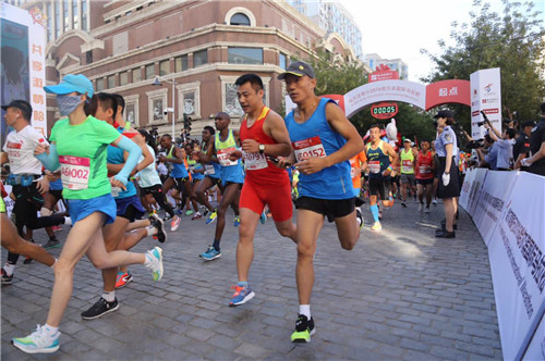 2016哈尔滨国际马拉松——运动员冲出起点
