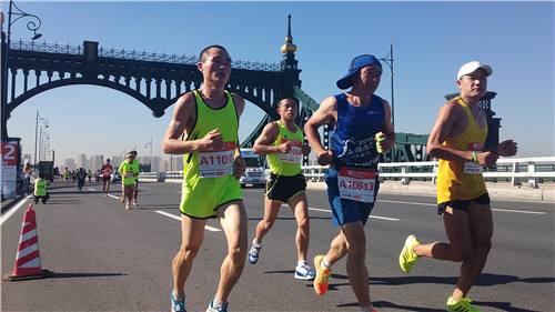 2016哈尔滨国际马拉松选手到达阳明滩大桥