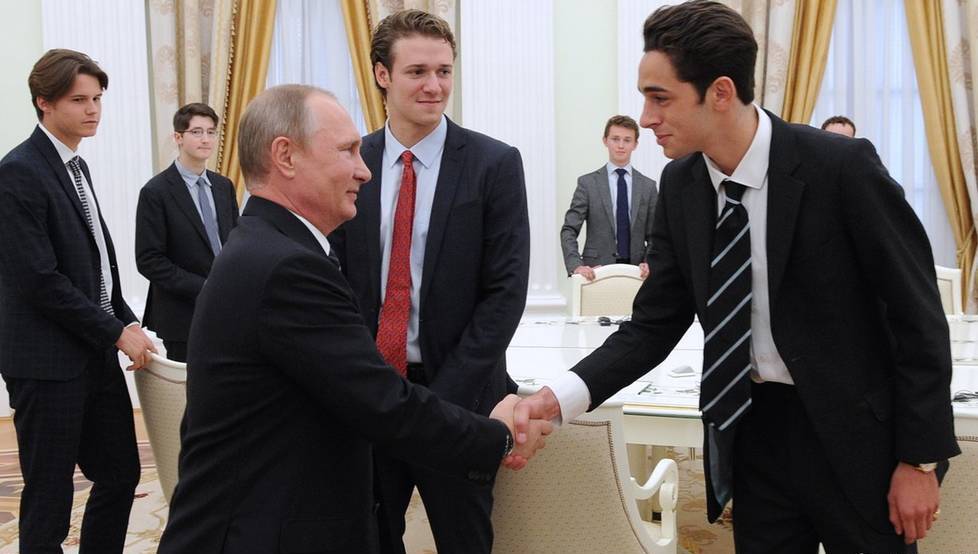 日前,一队英国伊顿公学的学生在外界不知情的情况下,受到了俄罗斯总统