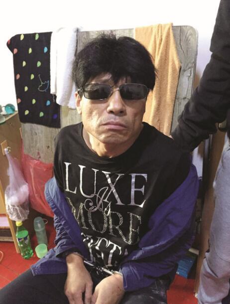 光头男戴假发墨镜骑摩托专偷老旧小区 百余摄像头揪出大盗-东北网