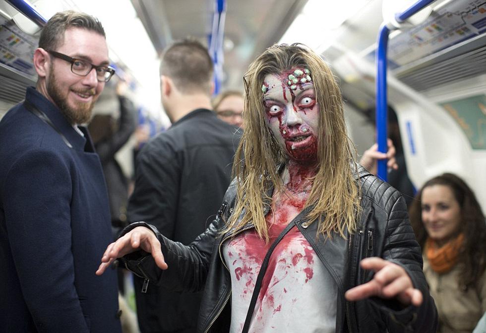 大波"僵尸"涌上伦敦街头,竟是为慈善机构募捐
