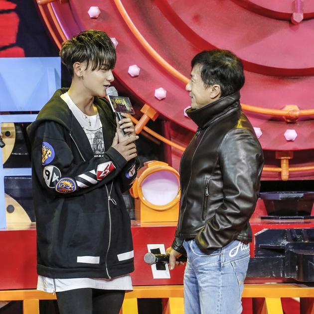 成龙看黄子韬说话