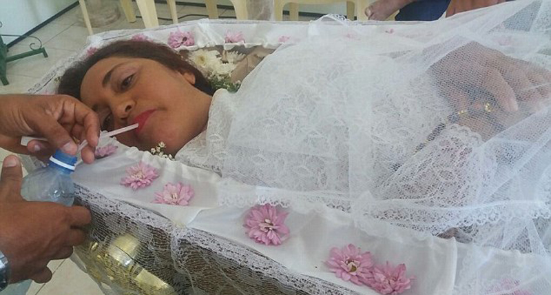 巴西女子为体验葬礼躺棺材内装死一整天组图