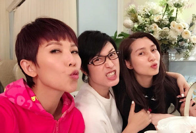 一个素颜一个化淡妆 洪欣蔡少芬俩内地人妻谁更美?