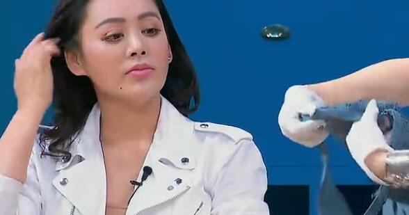 宁静撩衣领露傲人上围 陈赫露曾小贤式经典萌