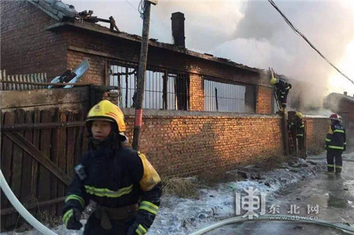 宁安市一食品厂发生火灾 民警和消防员闯火场