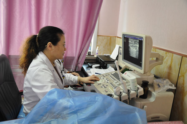 同仁妇科医院的医生在为困难女职工进行体检 .