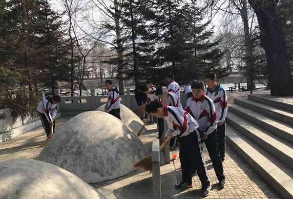 3月31日,望奎县团县委,教育局组织城内中小学校部分师生到烈士陵园