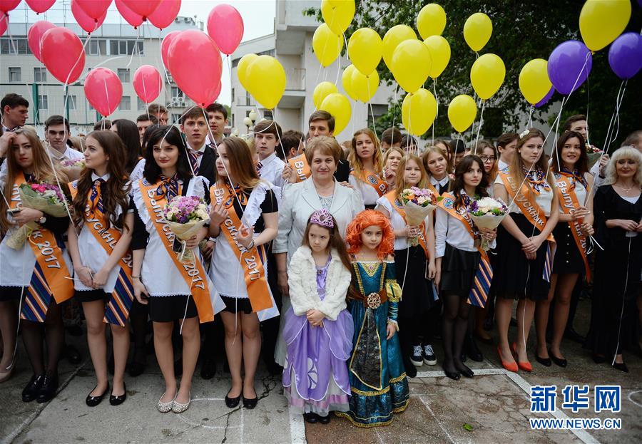俄罗斯各地学校举行"最后的铃声"毕业典礼