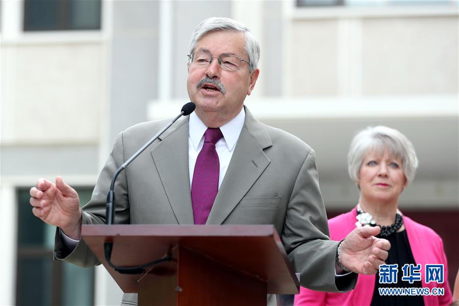 6月28日,新任美国驻华大使特里·布兰斯塔德在记者见面会上.