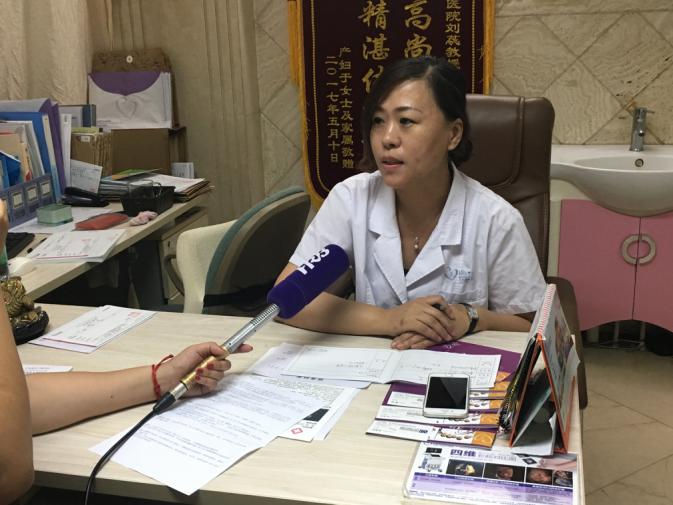 图为刘蕊主任正在接受媒体采访