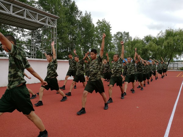 战士们进行热身.