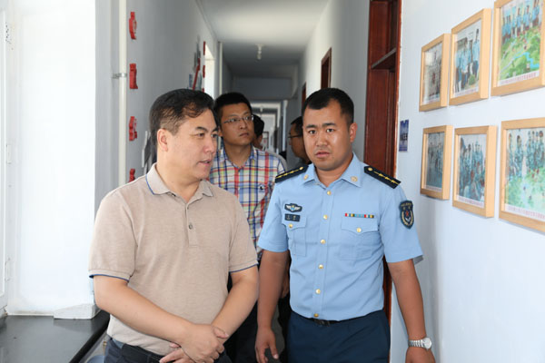 王兆成深入空军某部连队及边防某部连队进行走访慰问