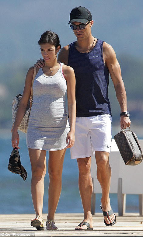 c罗女友乔治娜最新孕照小腹隆起满脸幸福