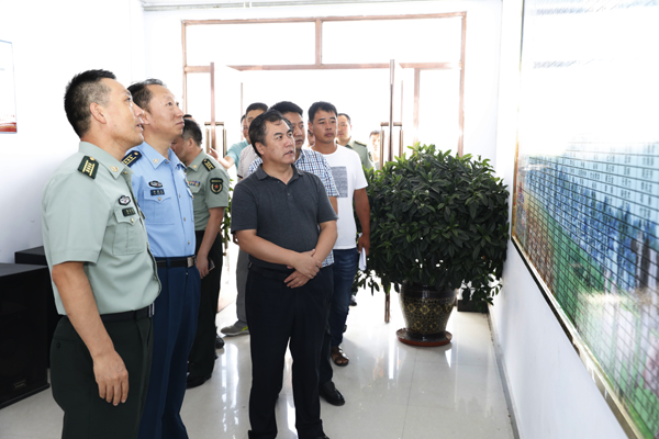 鸡西军分区领导到正乡村就精准扶贫工作开展专题调研