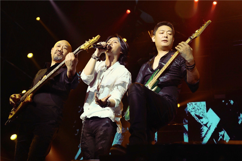 黑豹乐队30周年演唱会 粉丝全场起立合唱致经