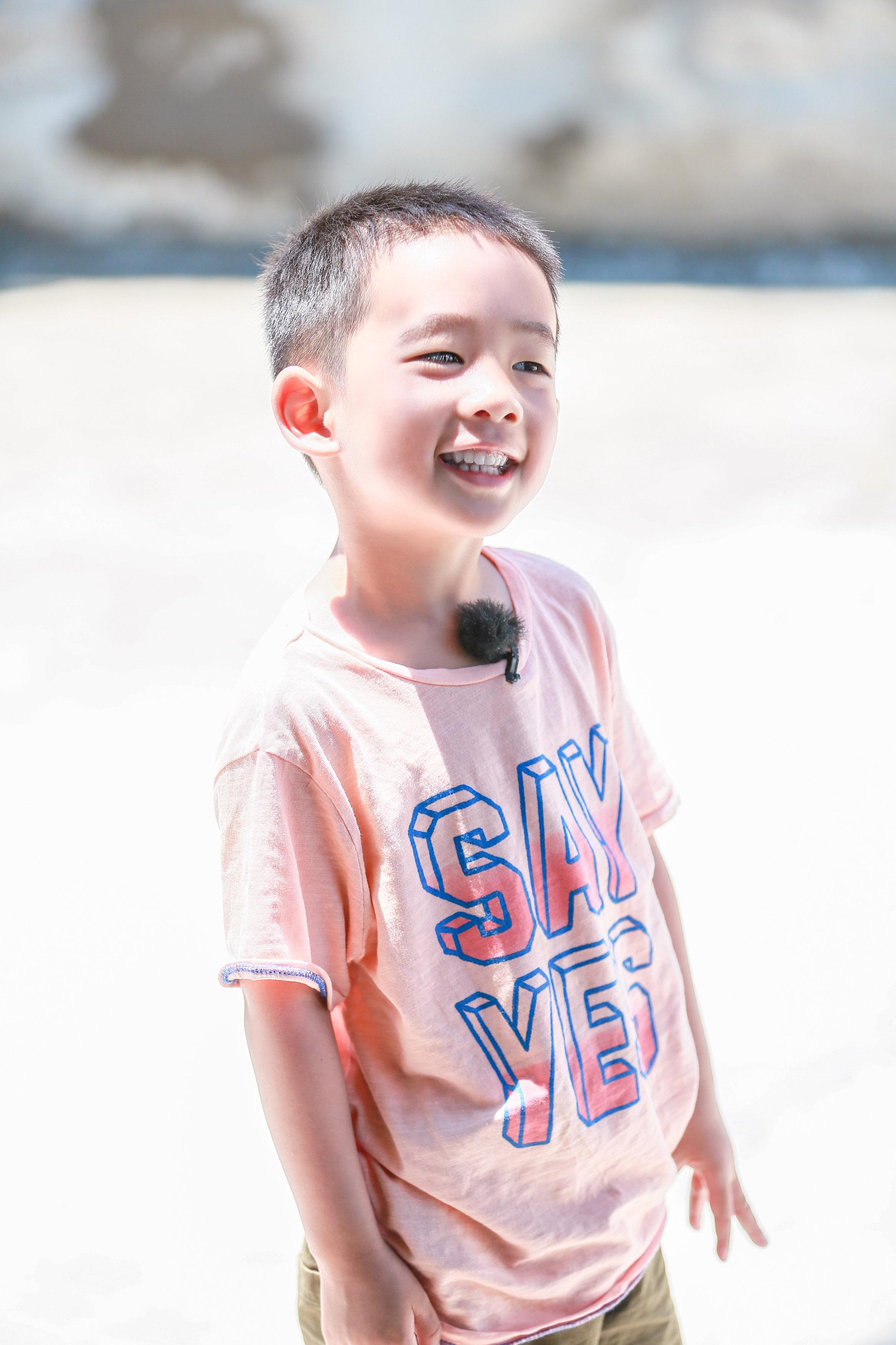 采访间,陈小春自曝二胎生女儿的强烈渴望,多次夸赞刘畊宏女儿小泡芙很